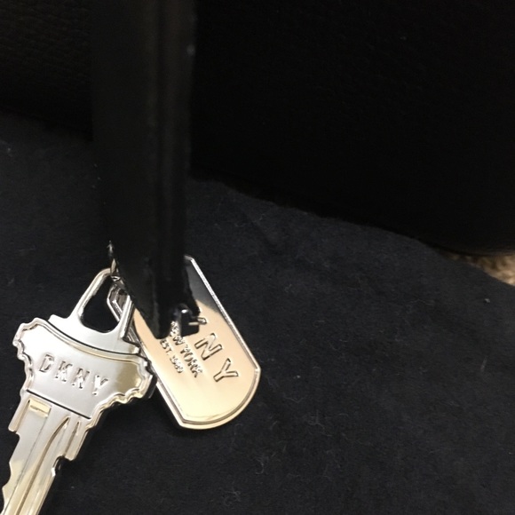 Authentic DKNY Sullivan Satchel cum Crossbody Bag in black - Picture 4 of 15